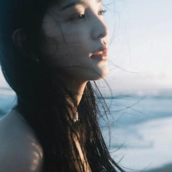穿盔甲的少女